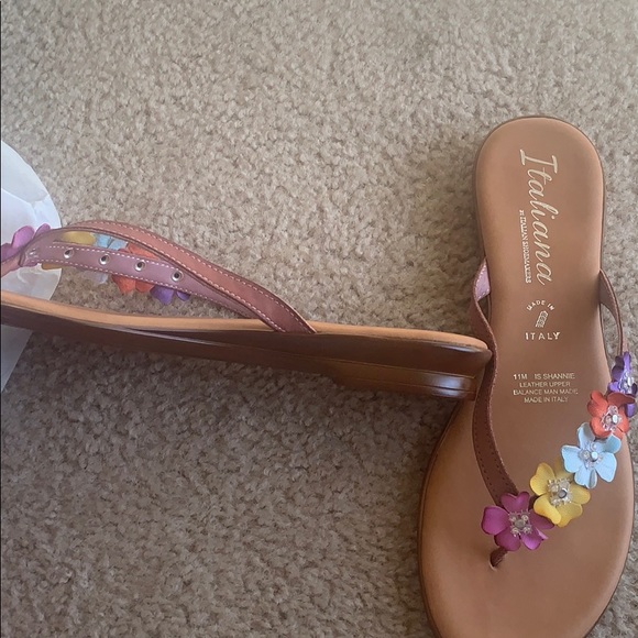 Italiana sandals with small heel and flowers - Picture 2 of 5